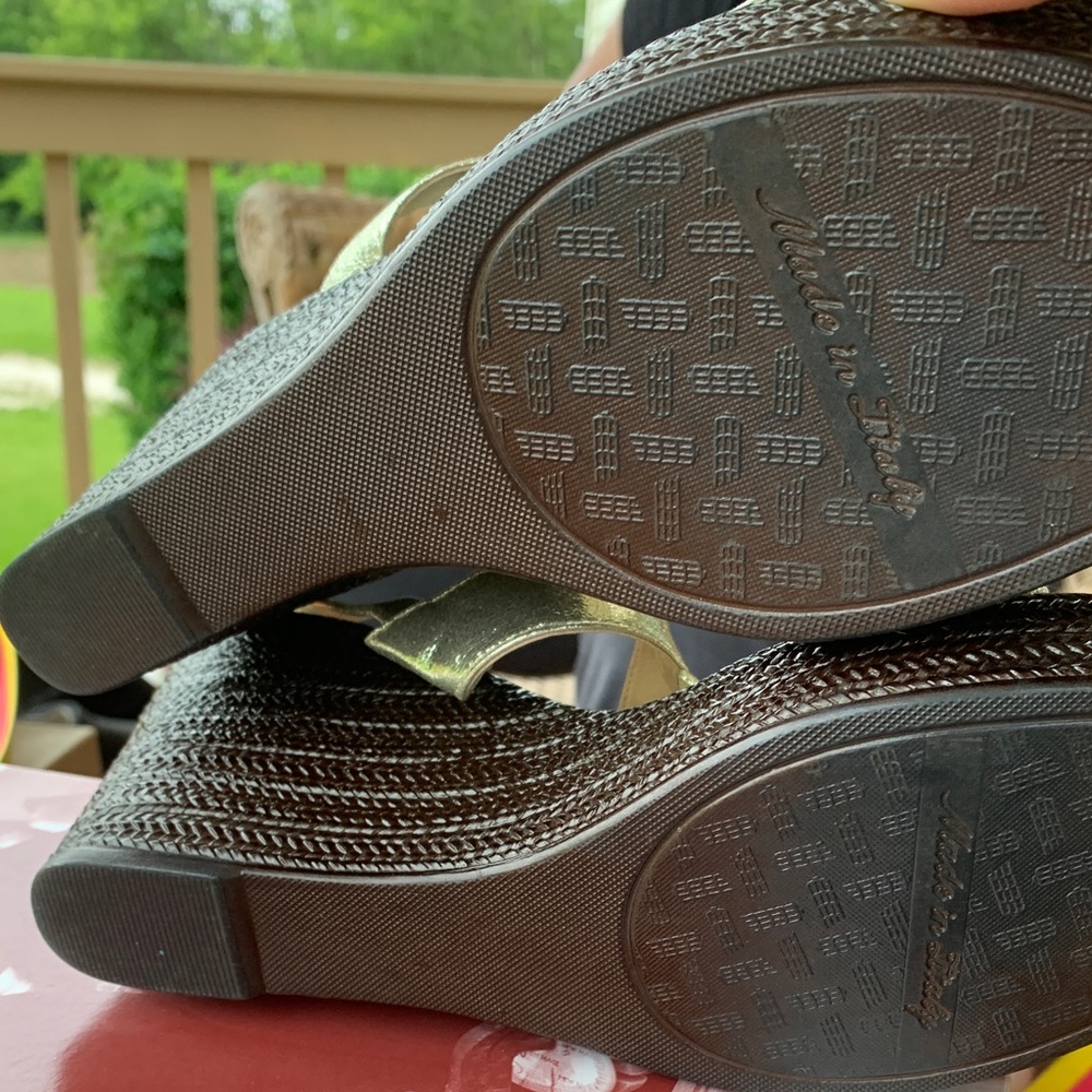 Gold Wedges - Picture 3 of 3